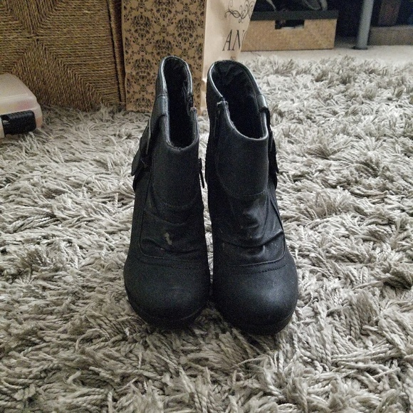 Black Ankle Boots w/ Heel - U.S. Size 7 - Picture 5 of 7